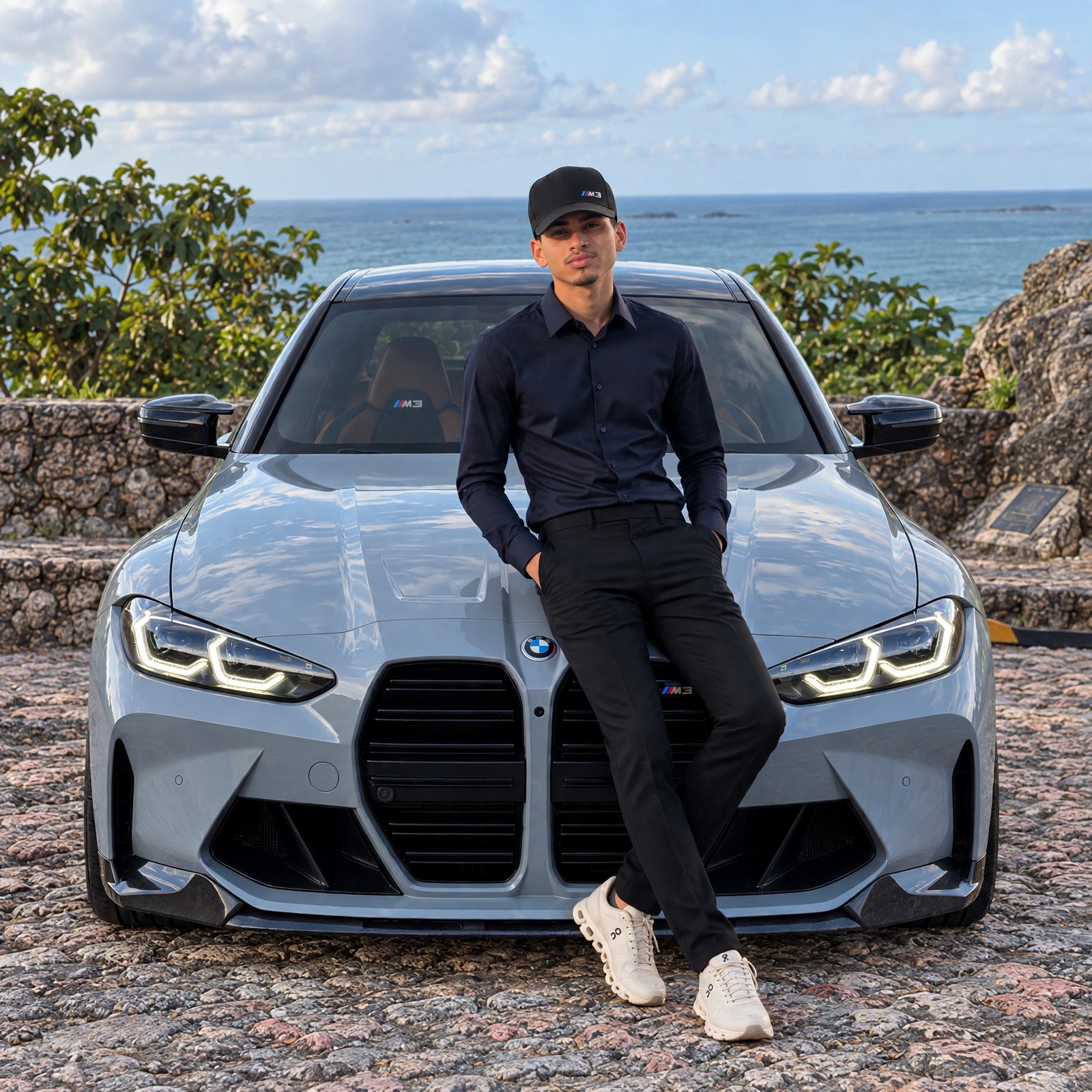 Maick, mecánico de cabecera, junto a un BMW M3